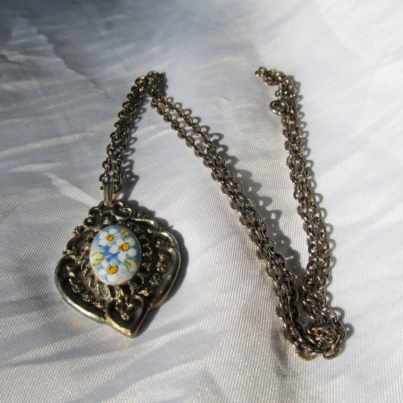 🌈Deal! Vintage Daisy Necklace🌈 - Picture 1 of 3